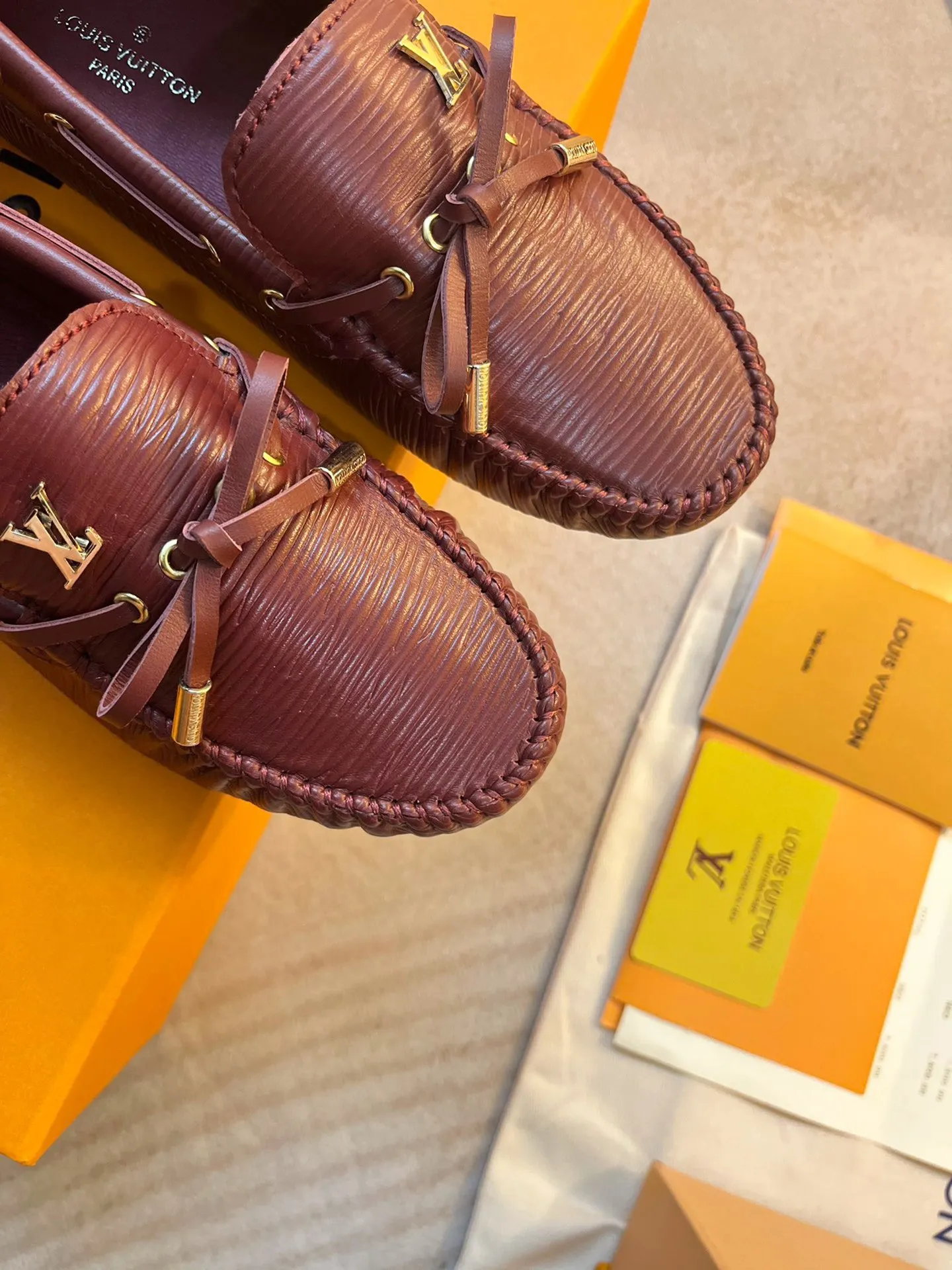 p460💰Couple model❤️🇫🇷 𝙇𝙤𝙪𝙞𝙨 𝙑𝙪𝙞𝙩𝙩𝙤𝙣 🇫🇷Louis Vuitton 2023 Classic𝓛𝓿 𝓣𝓻𝓪𝓲𝓷𝓮𝓻 Sports Series ➪➪➪¯ [Arizona Doudou Shoes Series] ▪️▪️▪️Arizona slip-on shoes are made of Monogram Eclipse canvas. Its hand-painted and dyed edges and hand-sewn uppers fully demonstrate Louis Vuitton's traditional shoemaking craftsmanship. This slip-on shoe is very lightweight. The integrated tongue and upper make it particularly comfortable and flexible. The soft outsole is equipped with rubber padding. Decorated with matching sash. Detailed features: ☑️Monogram Eclipse canvas ☑️Black Eclipse pattern ☑️Hand-painted shoe edges ☑️Hand-sewn uppers (each pair takes time to process) ☑️Integrated tongue and upper construction ☑️Outsole equipped with rubber lining ☑️size: 35_46